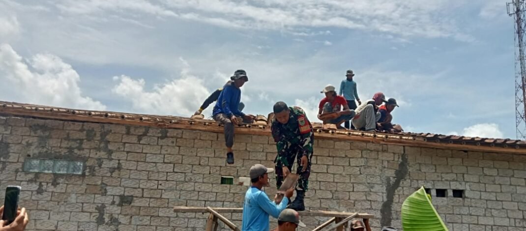 Ini dia Potret Serda Wiska, Babinsa yang Bantu Perbaikan Rumah Warga di Desa Gandasari Purwadadi