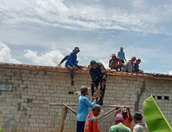 Ini dia Potret Serda Wiska, Babinsa yang Bantu Perbaikan Rumah Warga di Desa Gandasari Purwadadi