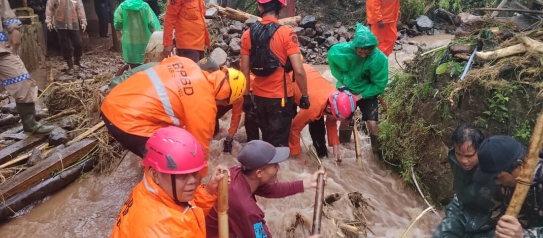 Wilayah Cisalak Diguyur Hujan, Banjir Lupan Air Sungai Terjang Kampung Cibago Mayang