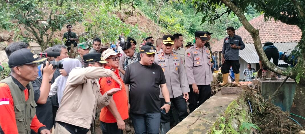 Tinjau Lokasi Banjir di Desa Mayang Bupati Salurkan Bantuan, Kang Rey : Rumah yang rusak akan kita perbaiki