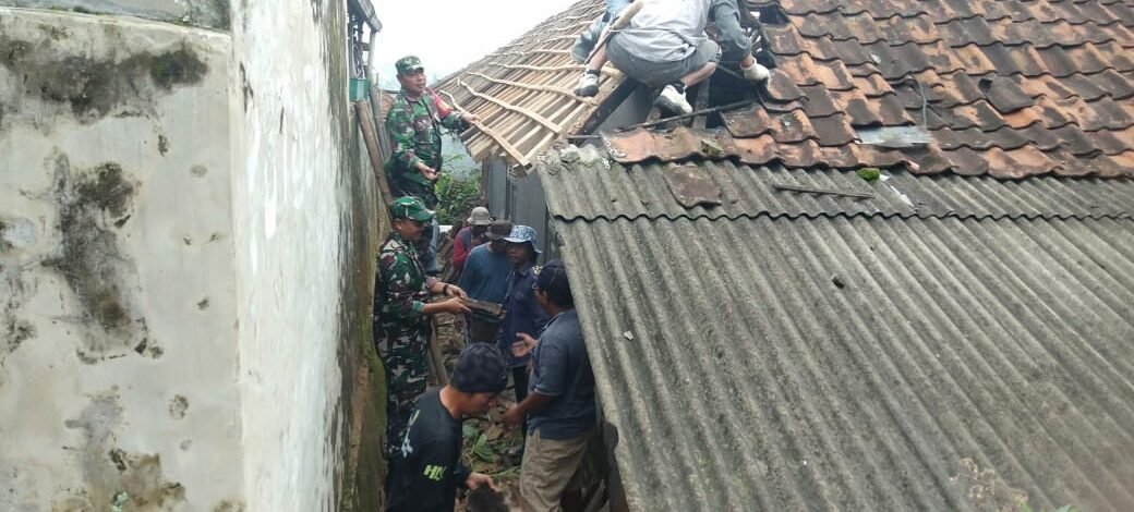 Koramil 0513/Jalancagak Gelar Karya Bakti Pembangunan Rutilahu di Desa Tambakan