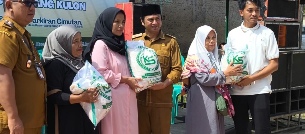 Bantu Tingkatkan PADes, BUMDes Desa Kasomalang Kulon Berbagi, Ratusan Warganya Terima Bantuan Beras