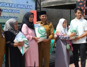 Bantu Tingkatkan PADes, BUMDes Desa Kasomalang Kulon Berbagi, Ratusan Warganya Terima Bantuan Beras