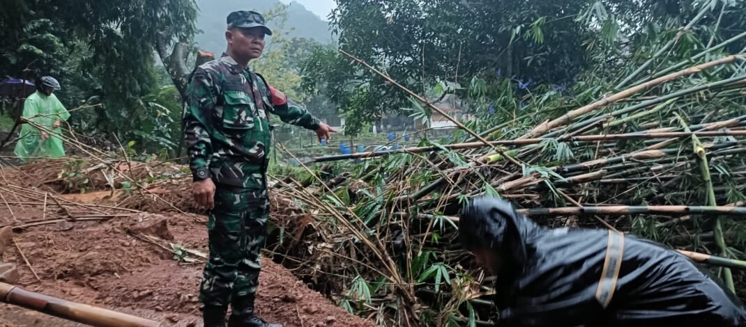 Babinsa Cijambe Sigap Tangani Longsor