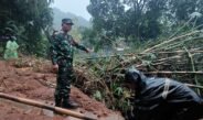 Babinsa Cijambe Sigap Tangani Longsor