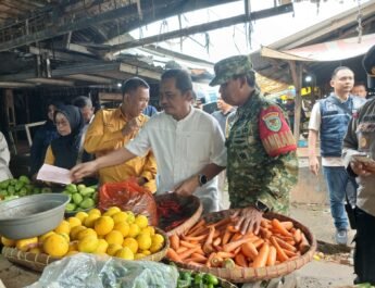 Jelang Ramadhan : TPID Gandeng Kodim 0605/Subang Dukung Pengendalian Inflasi Lewat Sidak Pasar