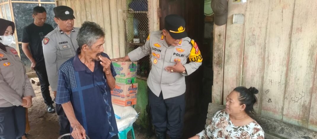 Berkunjung ke Desa Anggasari, Kapolsek Pamanukan Serahakan Bantuan Kepada Warga Penderita Tumor Bola Mata