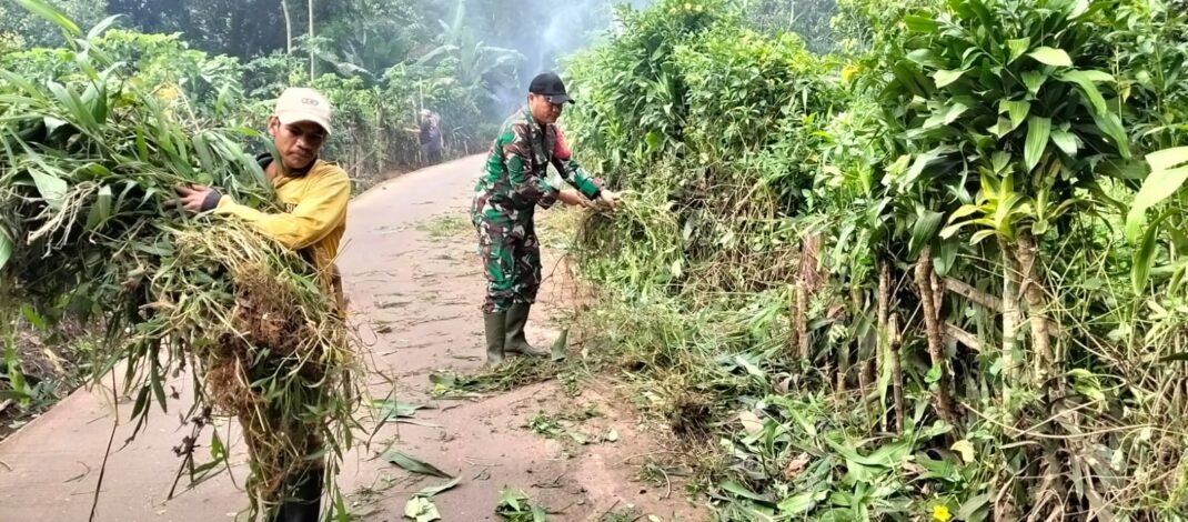 SINERGI : Babinsa Koramil 0508/Purwadadi Bersama Warga Gotong -Royong Bersihkan Jalan di Desa Pasirbungur