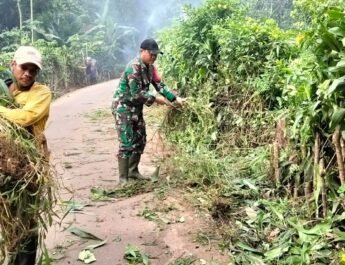SINERGI : Babinsa Koramil 0508/Purwadadi Bersama Warga Gotong -Royong Bersihkan Jalan di Desa Pasirbungur