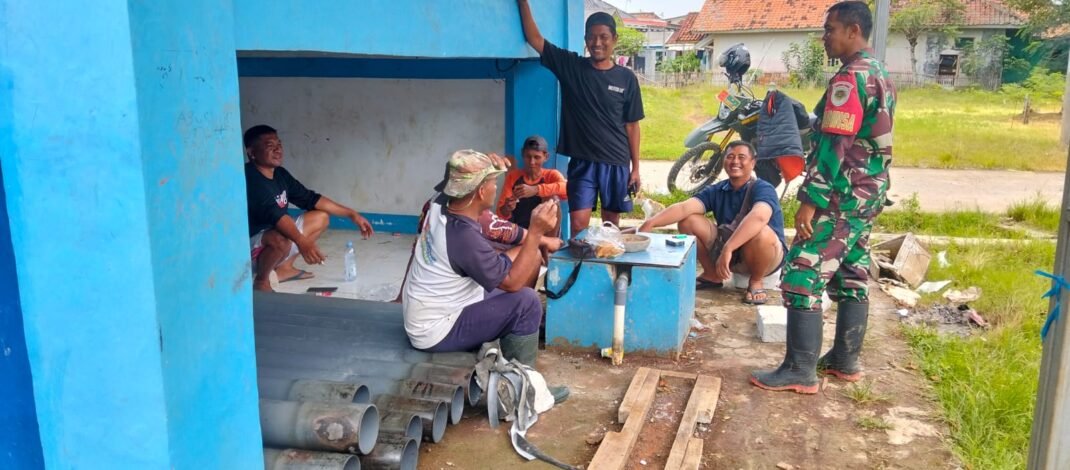 Babinsa Koramil 0510/Binong Gelar Komunikasi Sosial Bersama Warga di Lokasi Pamsimas Desa Kertajaya