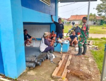 Babinsa Koramil 0510/Binong Gelar Komunikasi Sosial Bersama Warga di Lokasi Pamsimas Desa Kertajaya