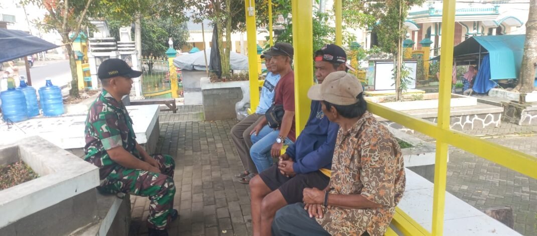 Babinsa Koramil 0505/Tanjungsiang Ingatkan Warga Cisalak Waspada Musim Penghujan