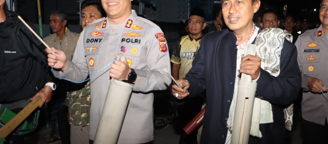 Pimpin Rawatib, Bawa Kentongan Bambu Keliling Dusun Rancasari, Kapolres Subang Bangunkan Sahur Warga