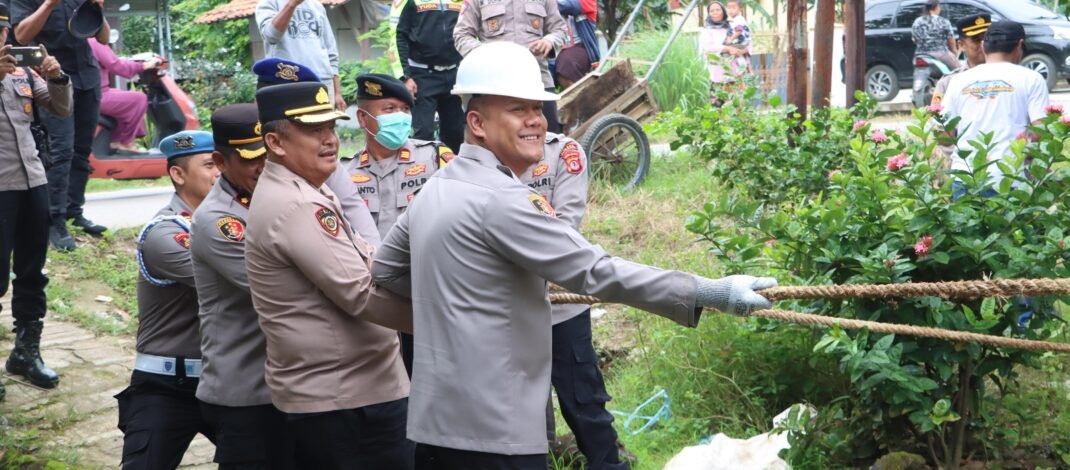 Polres Subang Robohkan dan Renovasi Tiga Rumah Tak Layak Huni, Kapoles : Ini Wujud Kepedulian