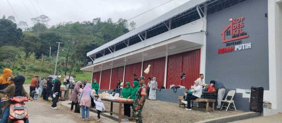 Stan Bazar Ramadhan Kopdes Cisaat Bersama Koramil 0513/Jalancagak Ada Paket Sembako Murah, Diserbu Pembeli