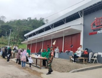 Stan Bazar Ramadhan Kopdes Cisaat Bersama Koramil 0513/Jalancagak Ada Paket Sembako Murah, Diserbu Pembeli