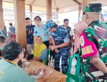 TNI AU Gelar Serbuan Teritorial di Lembur Cigarukgak, Hadirkan Bakti Sosial Kesehatan dan Tanam Pohon