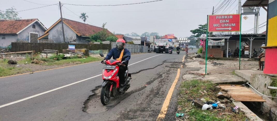 Diterjang Arus Cileuncang, Jalan Raya Tambakan Aspalnya Terkelupas, Kini Keselamatan Pengendara Terancam