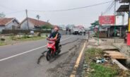 Diterjang Arus Cileuncang, Jalan Raya Tambakan Aspalnya Terkelupas, Kini Keselamatan Pengendara Terancam