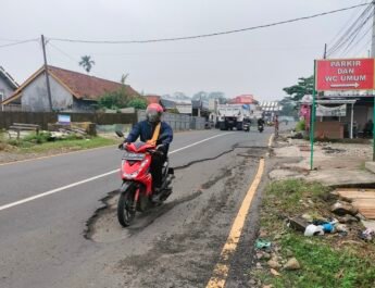 Diterjang Arus Cileuncang, Jalan Raya Tambakan Aspalnya Terkelupas, Kini Keselamatan Pengendara Terancam