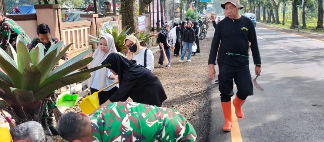 Pemerintah Kecamatan Jalancagak Libatkan TNI-Polri Gelar Aksi Bersih Sampah Serentak, Camat : Kebersihan lingkungan tanggung jawab bersama