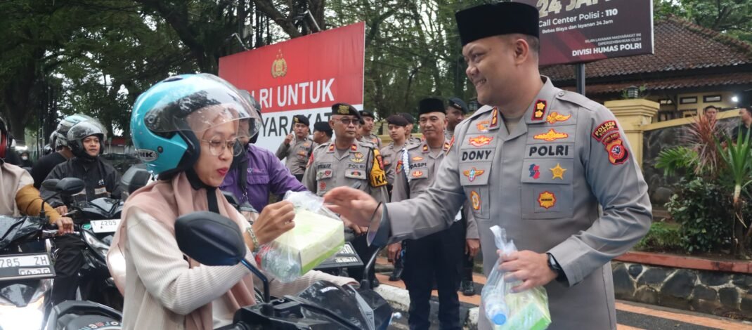 Jemput Berkah Ramadan, Kapolres Subang Tebar 500 Paket Takjil Kepada Pengendara