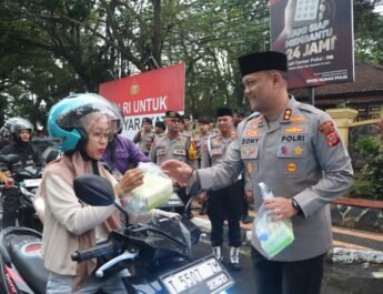 Jemput Berkah Ramadan, Kapolres Subang Tebar 500 Paket Takjil Kepada Pengendara