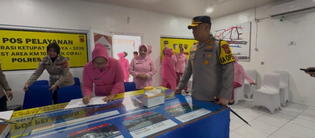 Kapolres Subang Tinjau Pos Pengamanan Ops Ketupat Lodaya 2026, Bhayangkari Berikan Tali Asih untuk Personel