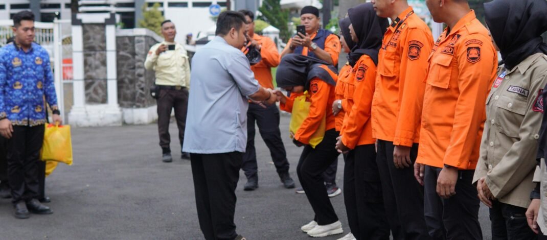 Buka Puasa Bersama BPBD-TAGANA, Kang Rey Serahkan Kadeudeuh