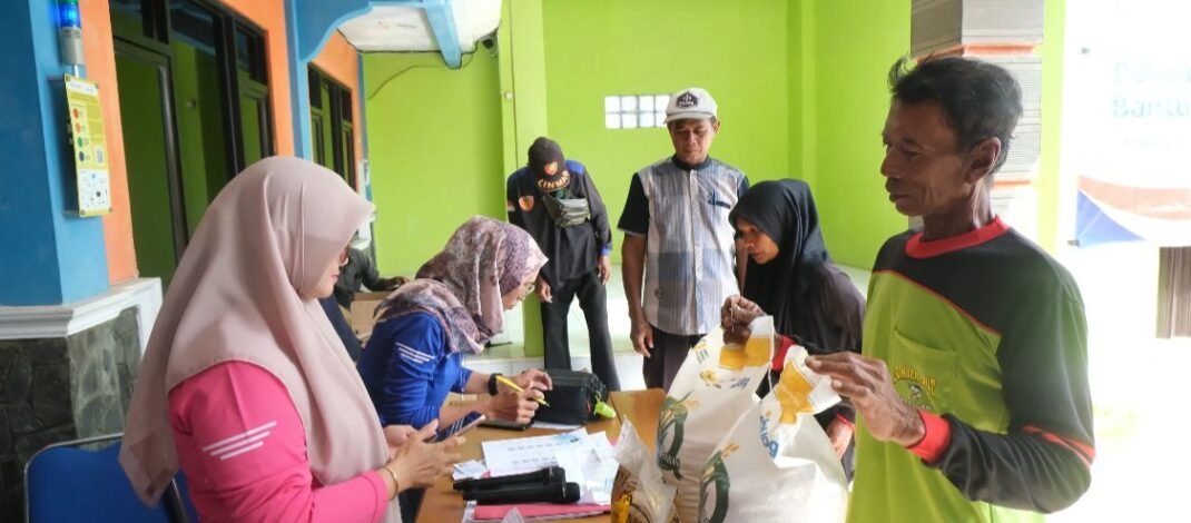 Launching Banpang: BULOG Subang Distribusikan 9.700 Kg Beras dan 1.940 Liter Migor di Dua Desa