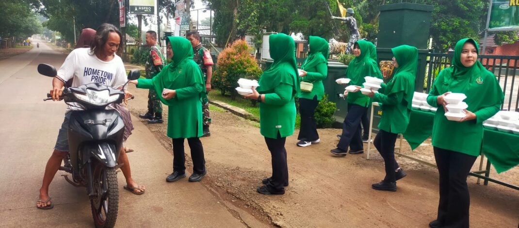 Persit Ranting 09 Koramil Purwadadi Gelar Jumat Berkah, Bagikan Nasi Kotak untuk Masyarakat dan Pengguna Jalan