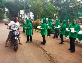 Persit Ranting 09 Koramil Purwadadi Gelar Jumat Berkah, Bagikan Nasi Kotak untuk Masyarakat dan Pengguna Jalan