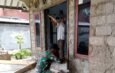 Babinsa Sindanglaya Koramil 0505/Tanjungsiang Bantu Rehabilitasi Rumah Warga Melalui Karya Bakti