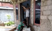 Babinsa Sindanglaya Koramil 0505/Tanjungsiang Bantu Rehabilitasi Rumah Warga Melalui Karya Bakti