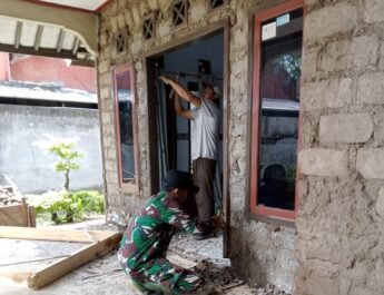 Babinsa Sindanglaya Koramil 0505/Tanjungsiang Bantu Rehabilitasi Rumah Warga Melalui Karya Bakti