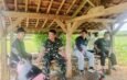 Cukup Saung Sawah Ini Jadi Saksi : Saat Babinsa Koramil Kalijati Temui Petani, Perkuat Kemanunggalan TNI-Rakyat