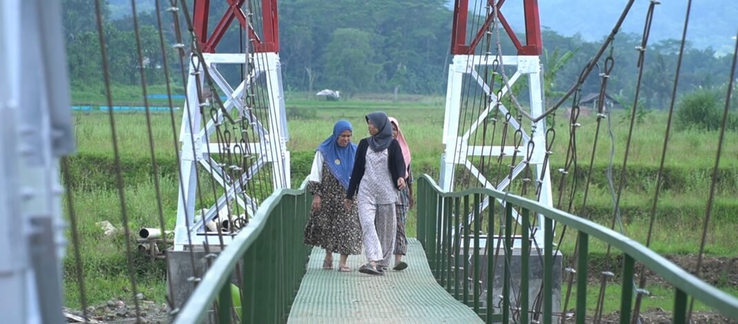 Viral, Jadi Spot Foto Warga, Jembatan Gantung Garuda Jadi Ikon Desa Sukahurip