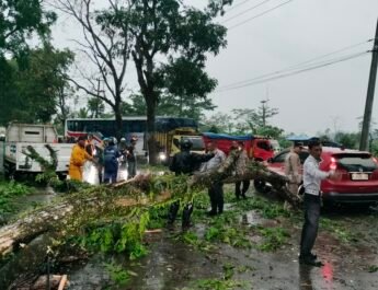 Cuaca Ekstrem di Jalancagak Subang, Rusak Atap Rumah Warga dan Tumbangkan Sejumlah Pohon Sempat Tutup Akses Jalan