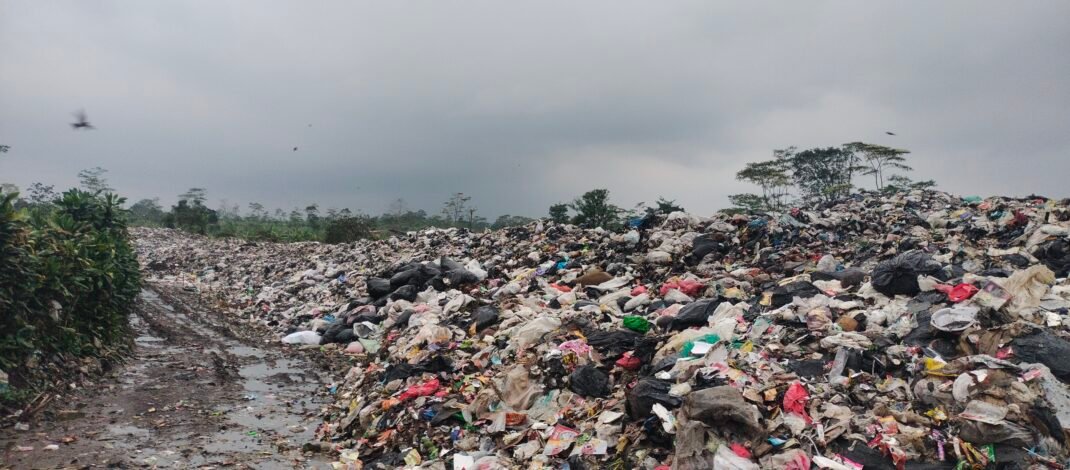 Terganggu Bau Menyengat Akibat Sampah Menggunung di TPS Jalancagak, Warga Harapakan Ada Solusi