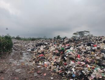 Terganggu Bau Menyengat Akibat Sampah Menggunung di TPS Jalancagak, Warga Harapakan Ada Solusi