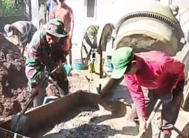 Potret dari Desa Kumpay : Dedikasi dan Sinergi Babinsa dalam Karya Bakti Bersama Masyarakat