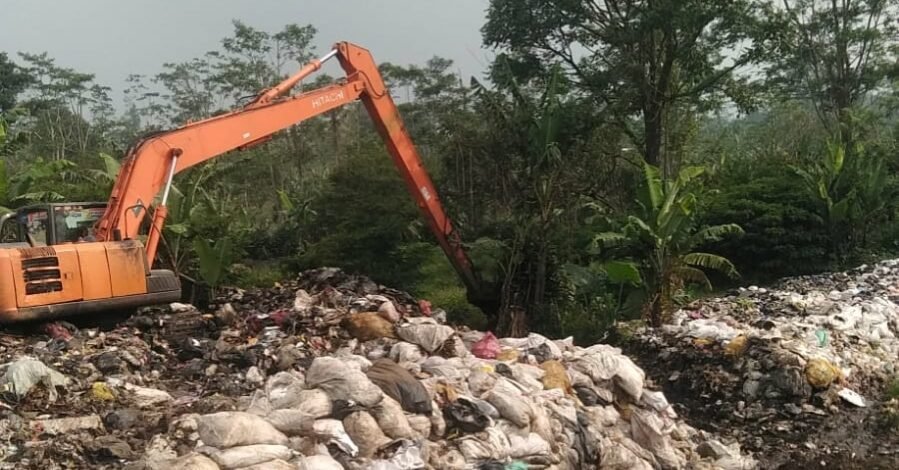 Atasi Tumpukan Sampah di TPS Jalancagak PUPR Turunkan Alat Berat
