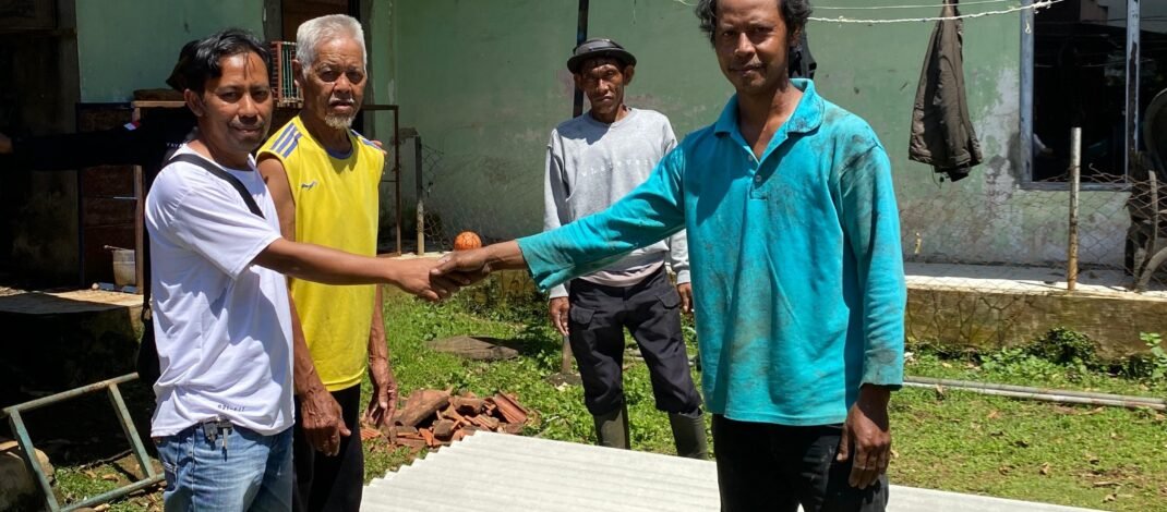 Respon Kebutuhan Warganya, Kepala Desa Bunihayu Kang Endang Turun Langsung Salurkan Bantuan Material Untuk Warga Terdampak Bencana Puting Beliung