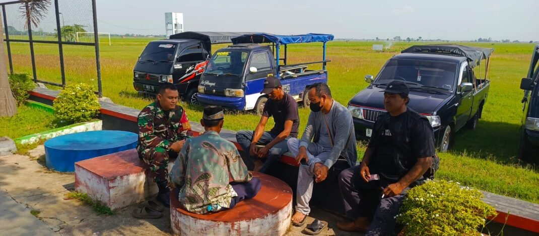 Babinsa Koramil 0510/Binong Gelar Komsos, Bahas Persiapan Pembentukan Panitia Qurban di Desa Citrajaya