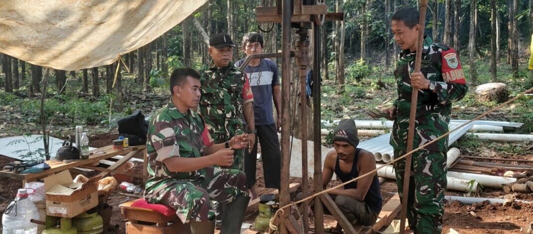 Tiap Tahun Kesulitan Air Bersih, Koramil 0512/Cijambe Hadirkan Solusi Nyata, Sumur Bor Jadi Harapan Baru Warga Desa Sukahurip, Warga: Terima Kasih Pak TNI Sudah Atasi Keluhan Kami