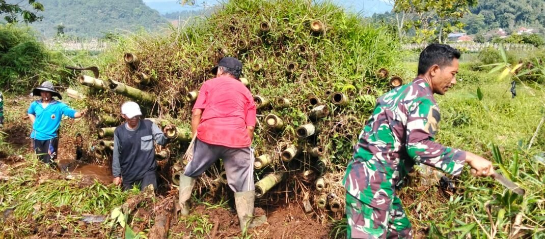 Bareng Warga Palasari Babinsa Koramil 0513/Jalancagak Gotong Royong Normalisasi Anak Sungai