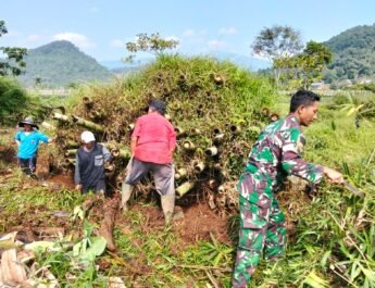 Bareng Warga Palasari Babinsa Koramil 0513/Jalancagak Gotong Royong Normalisasi Anak Sungai