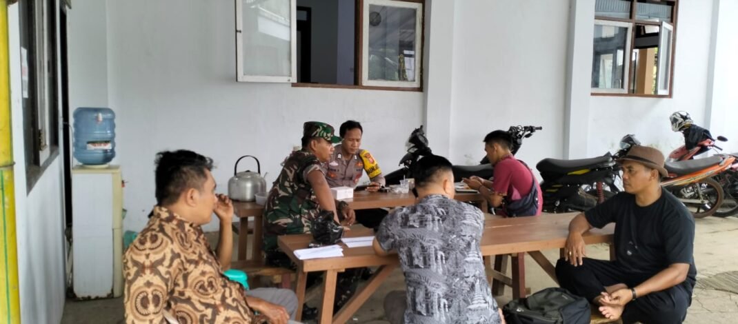 Babinsa Koramil 0505/Tanjungsiang Komsos Bersama Aparat dan Warga Bahas Keamanan Lingkungan Desa