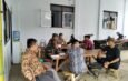 Babinsa Koramil 0505/Tanjungsiang Komsos Bersama Aparat dan Warga Bahas Keamanan Lingkungan Desa