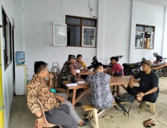 Babinsa Koramil 0505/Tanjungsiang Komsos Bersama Aparat dan Warga Bahas Keamanan Lingkungan Desa